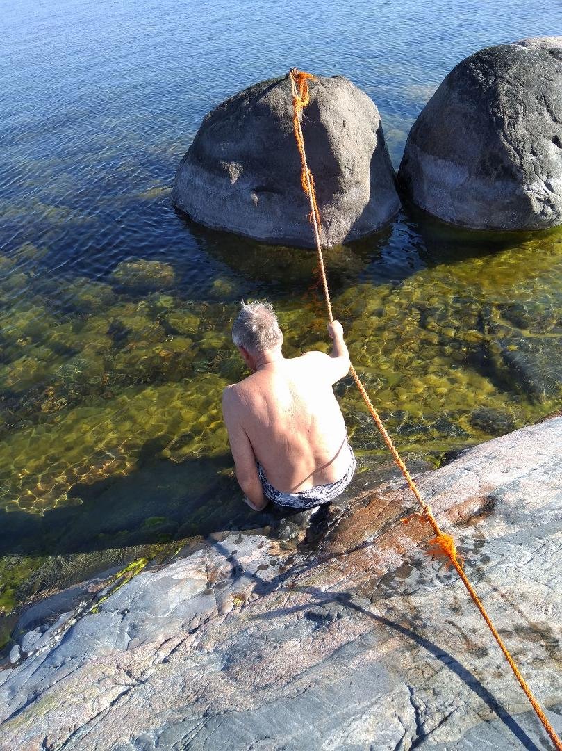 Bertil tar morgondropp på Jurmo, tampen.behövs,  mkt halt och stenar