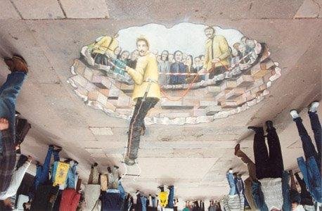 Another amazing work of sidewalk art!