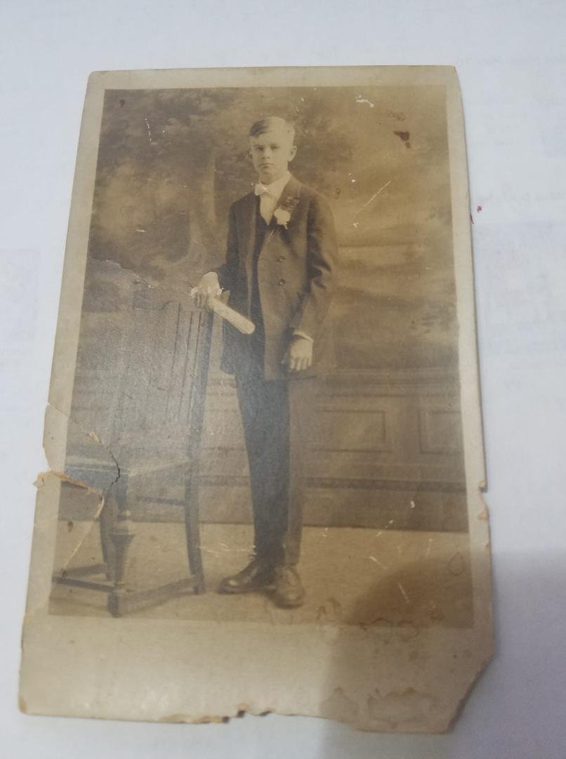 This is a photo of my father Gunnar Norrgard confirmation.What a handsome lad.I would guess he was in his mid teens.