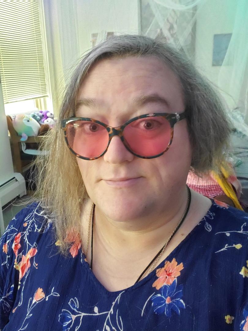 I've decided to go back to an off-center part now that the side shave has grown out. I had to do a little snippy snippy to make it look okay. - Adric