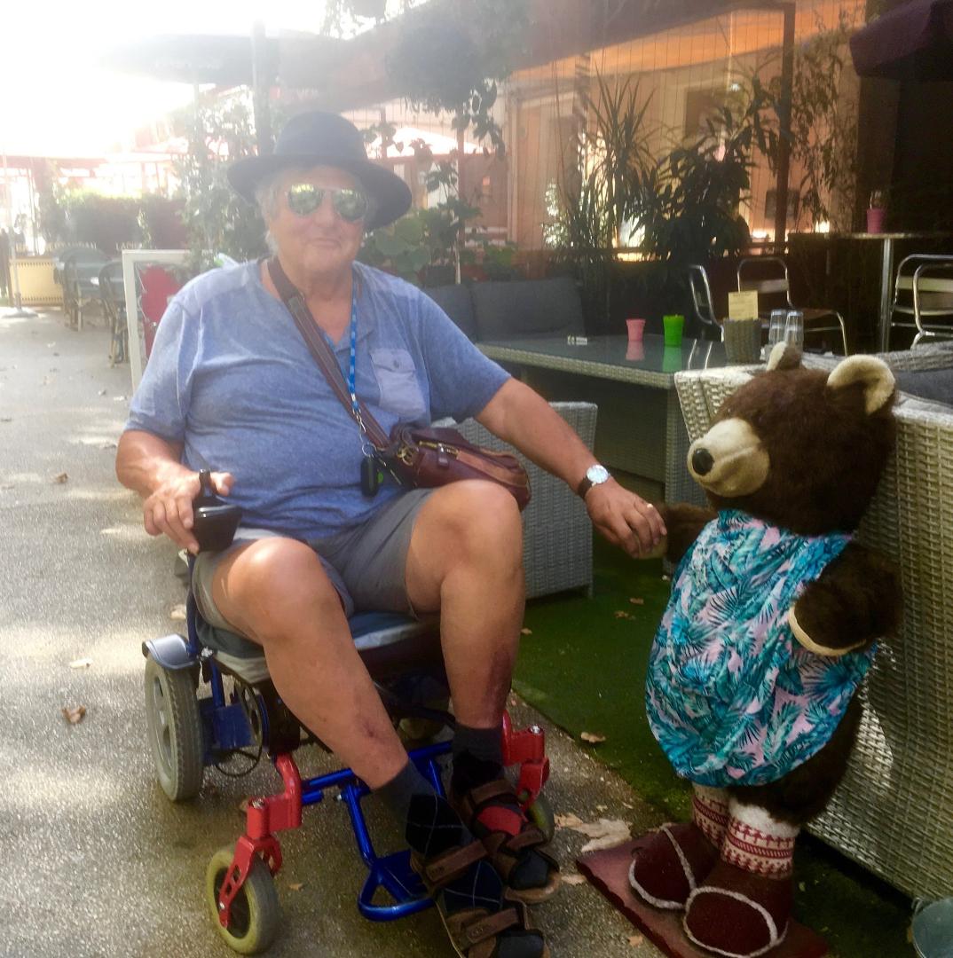 little friendly bear in Beaucaire