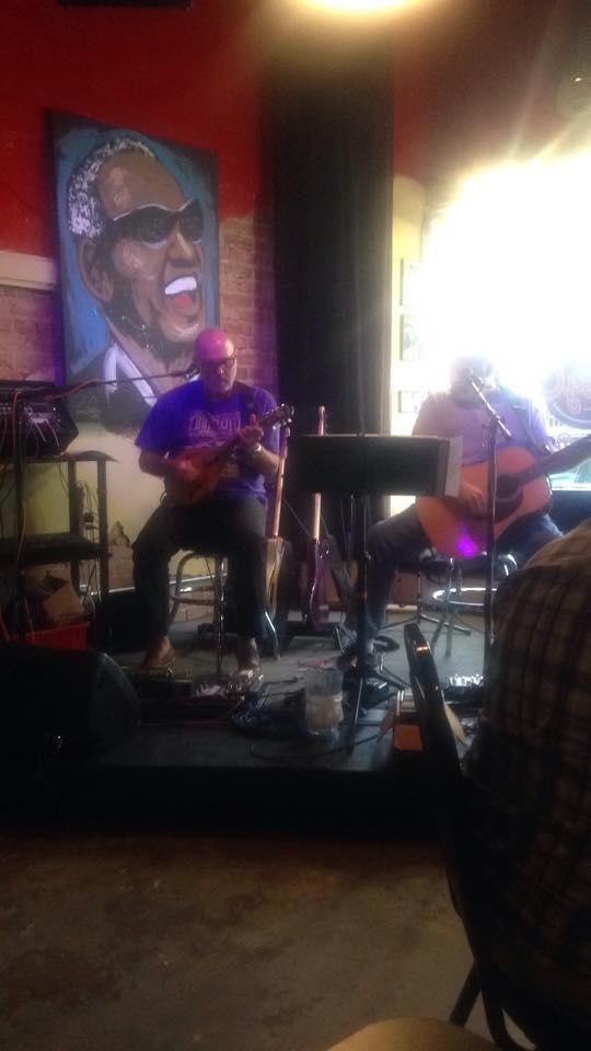 Looking forward to an awesome burger and listening to a cool duo 😎🎸🍔