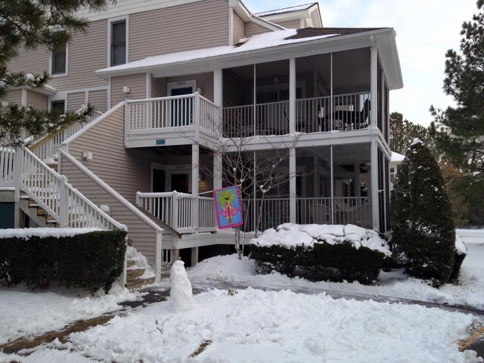 Love the snowman. Think Spring. Flag says five o'clock somewhere