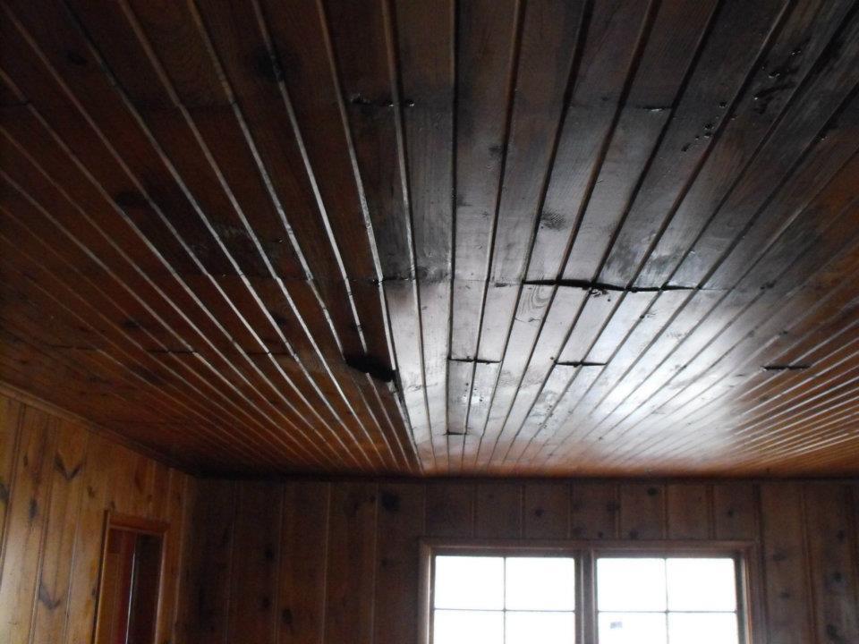 This is a photo of the ceiling in the living room. Old tongue and grove hardwood. Yes it is warped from all the water coming through from the roof.