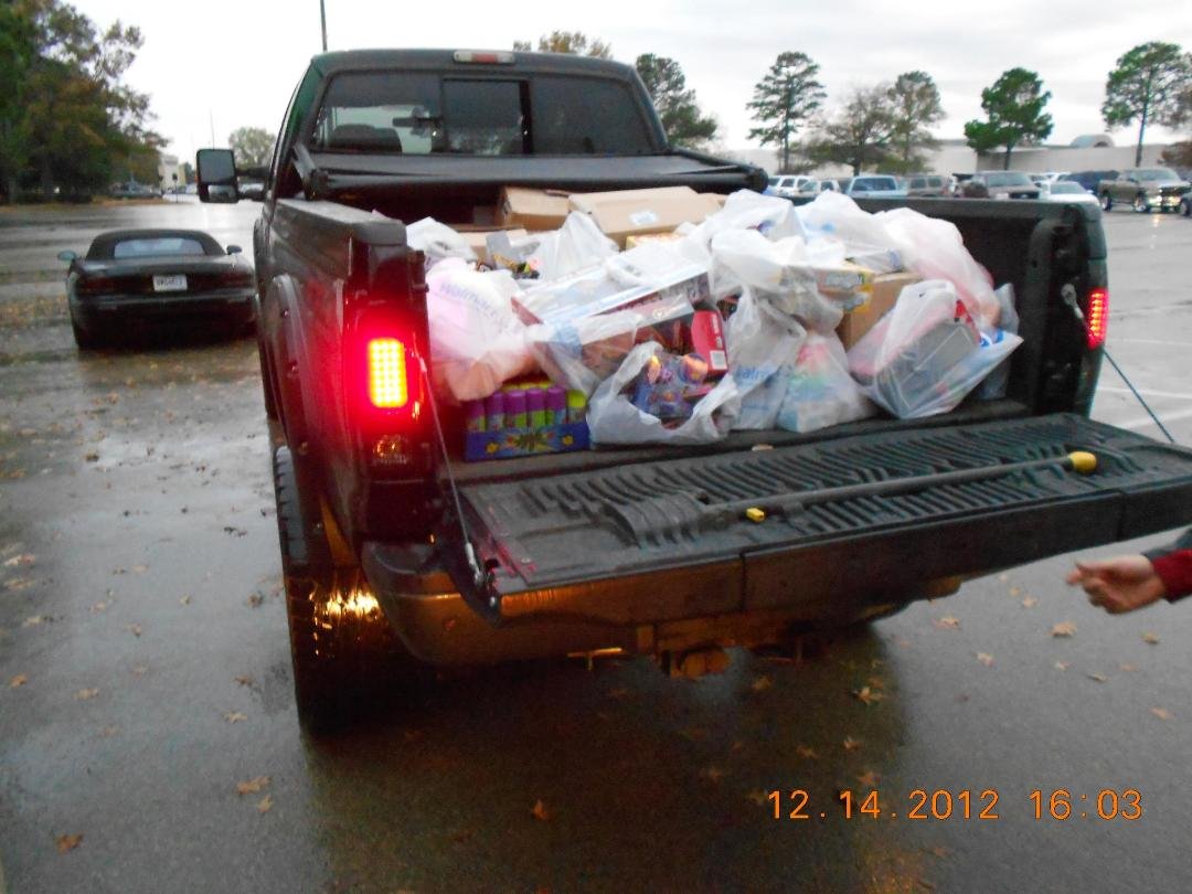 Eli donated a truckload of toys to help get the radio dj out of the pod he was staying in for toys for tots toy drive ....What a Guy
having problem uploading pic will try to get this up soon