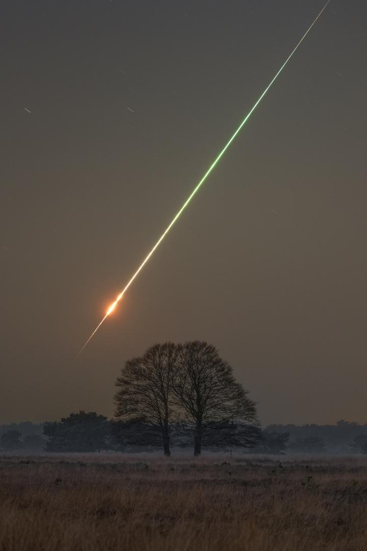 2023 CX1 Meteor Flash
Image Credit & Copyright: Gijs de Reijke
Explanation: While scanning the skies for near earth objects Hungarian astronomer Krisztián Sárneczky first imaged the meter-sized space rock now cataloged as