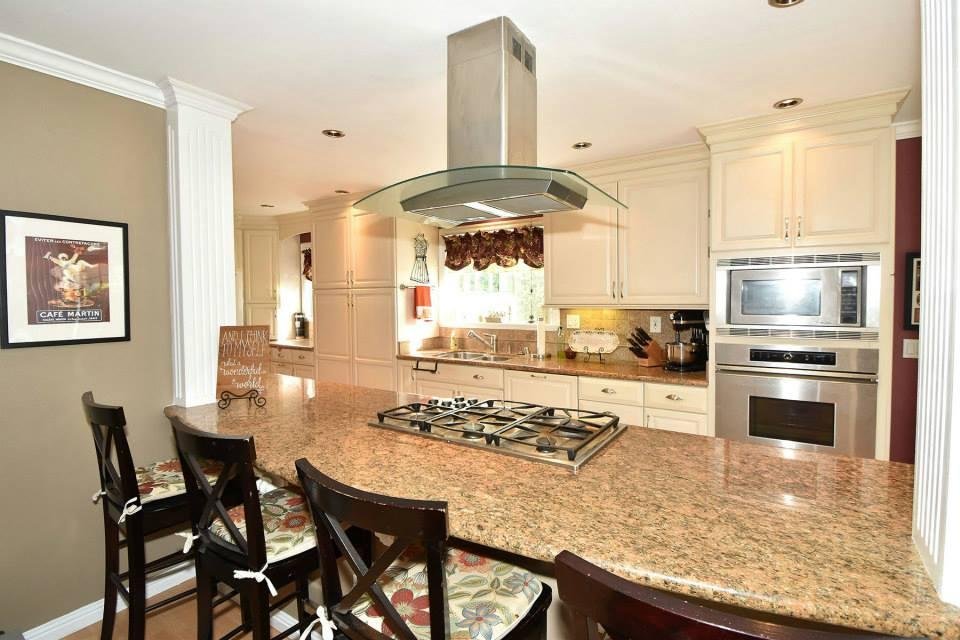 Beautiful Los Alamitos home in the highly coveted area of Rossmoor Highlands. Located in the award winning Los Alamitos school district including Rossmoor elementary, Oak middle and Los Alamitos high school. This home is a