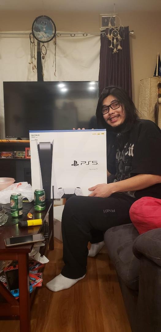 yeaaaah my boy Tyrone finally got his ps5,after all the waiting n saving up he finally got it, thank you so much to my brother dexter n dora Wesley for driving us n Jason