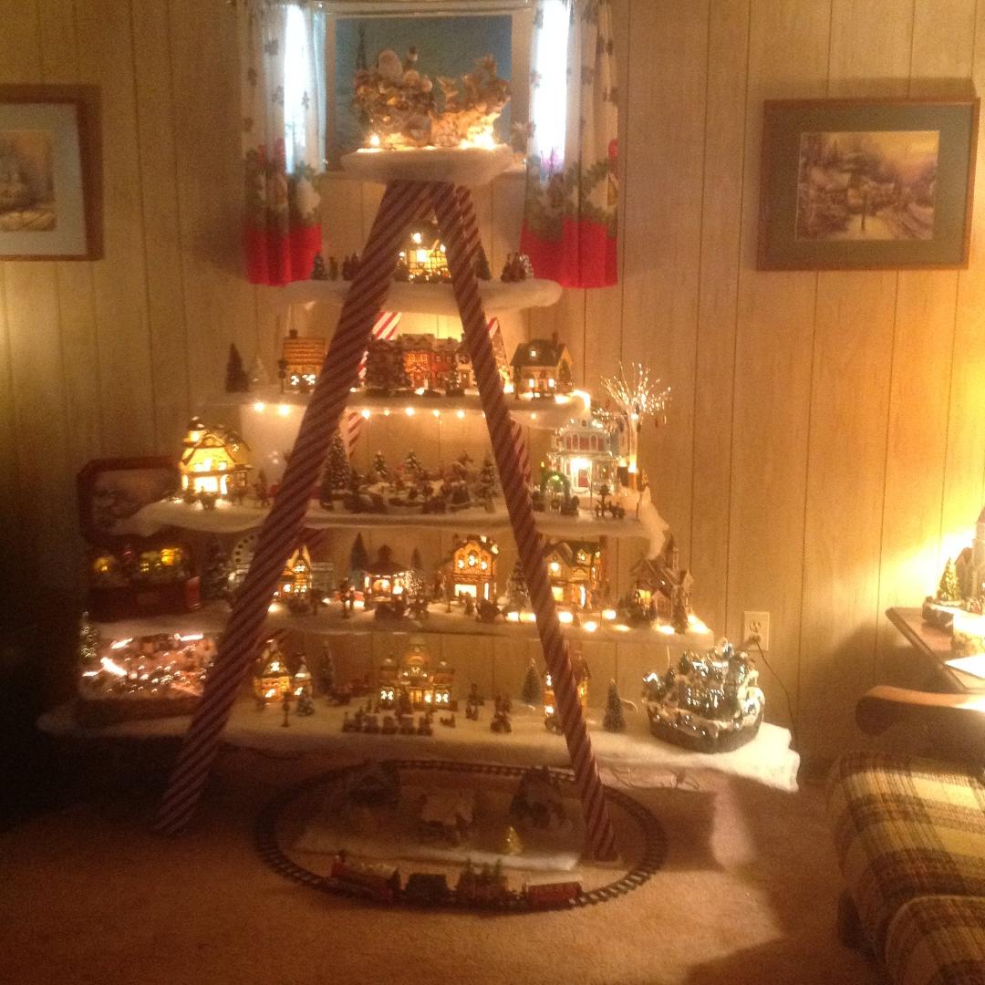 Okay ladies here a project you can work on for next Christmas, it really didn't take that long to do. Diane Berry this one for you. I know you won't see this at the Giant!