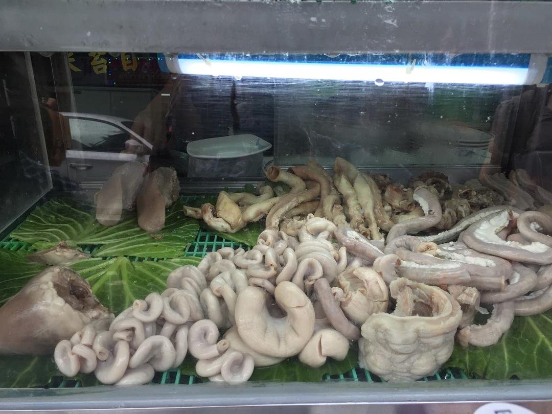 It was explained that if we didn't care for Stinky Tofu or Chicken, we could have a pork meal... I admire the Taiwan culture for the full utilization of all parts of the animal, but I prefer to leave these parts to Hormel F