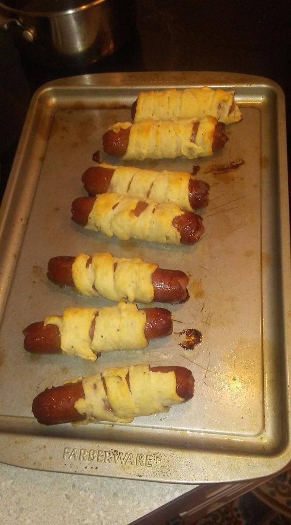 Ummmmm big pigs and a blanket