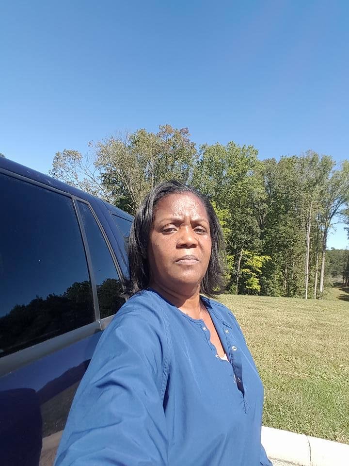 Well enough of Sheeze's💡 Got my pretend I work at da hospital scrubs  on perpetrating a frund like I really work there 💡 Lmbo😅😆 No need  2b home alone while hubby making da donuts. 🌰