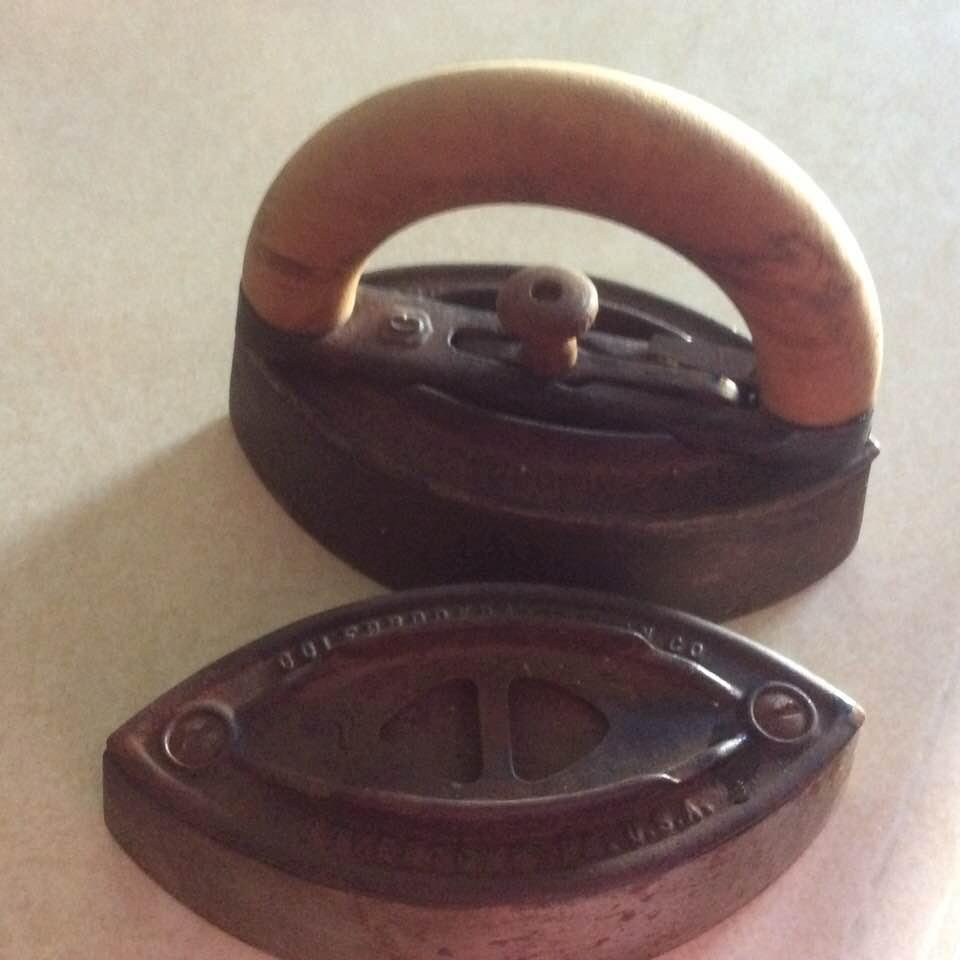 Anyone of my friends know antiques?  Need help here!