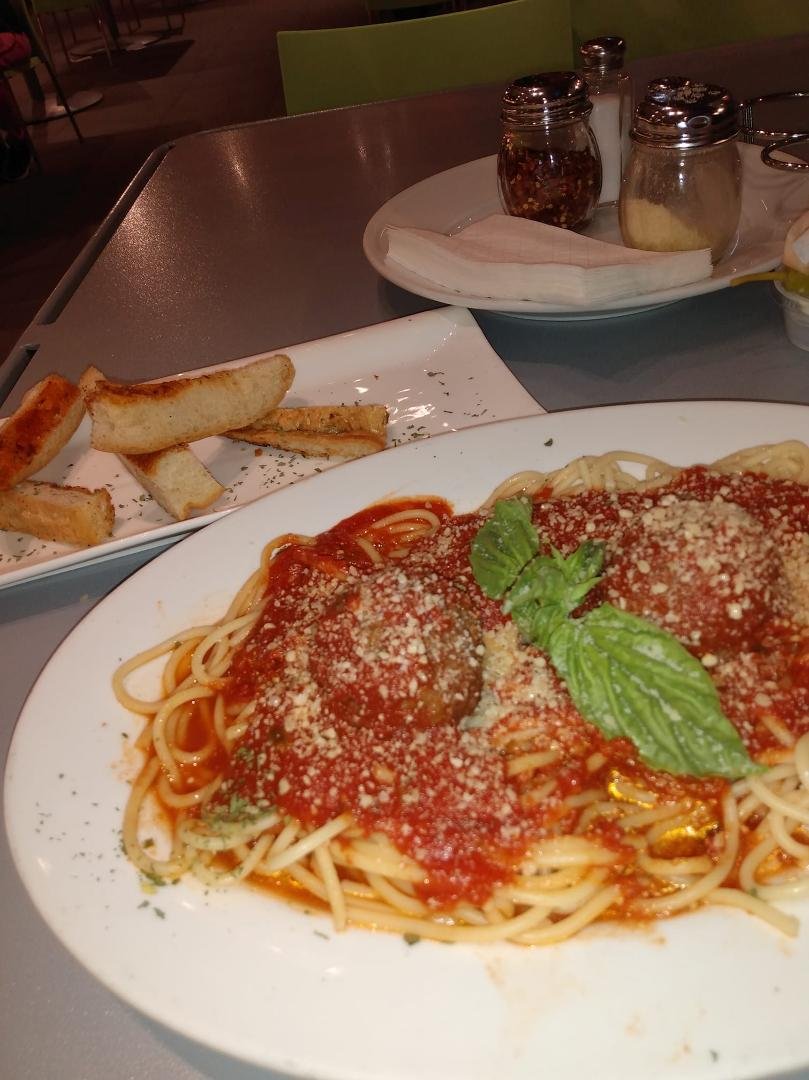 Having dinner after shopping at $🌴. Spaghetti and meatballs and salad dinner. Pretty good.
