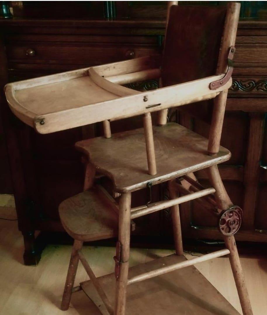 My highchair when I was my Grandbaby, Laurel Raelles' age...
Lol