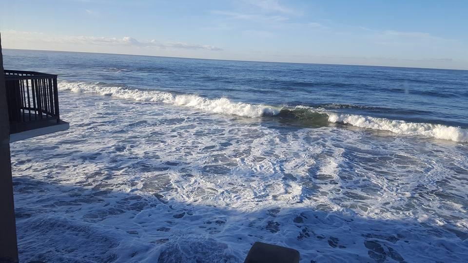 Enjoying breakfast at Splashes,  Laguna Beach 
Merry Christmas and Peace in the New Year...