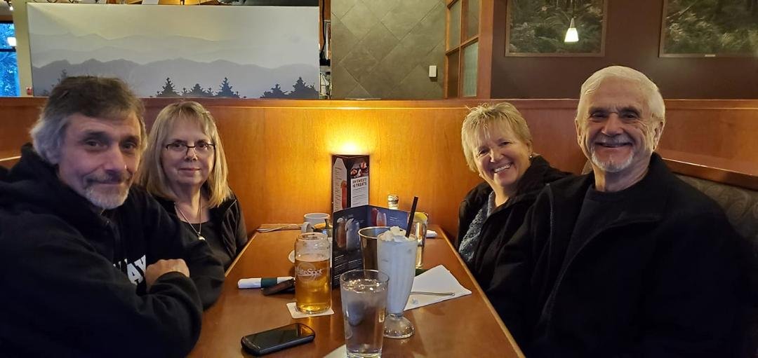 Supper & great visit with cousins Lorie & Pam Snider in Victoria last night. Hadn't seen them is a few years.
Love you guys.