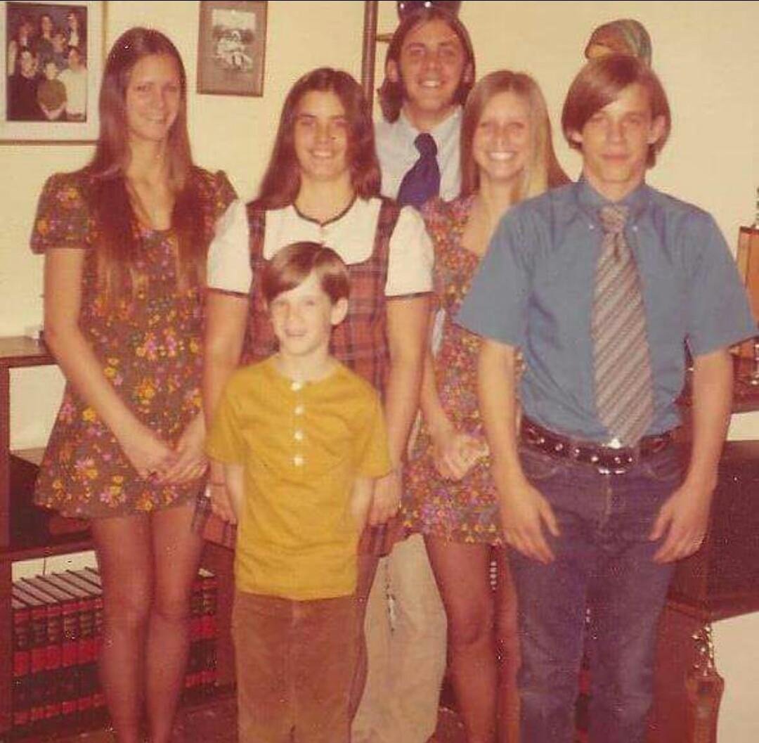 NATIONAL SIBLINGS DAY...Michael, Cathy, Colleen, Mary, Bryan and youngest Kevin. ♡♡♡
Love you all