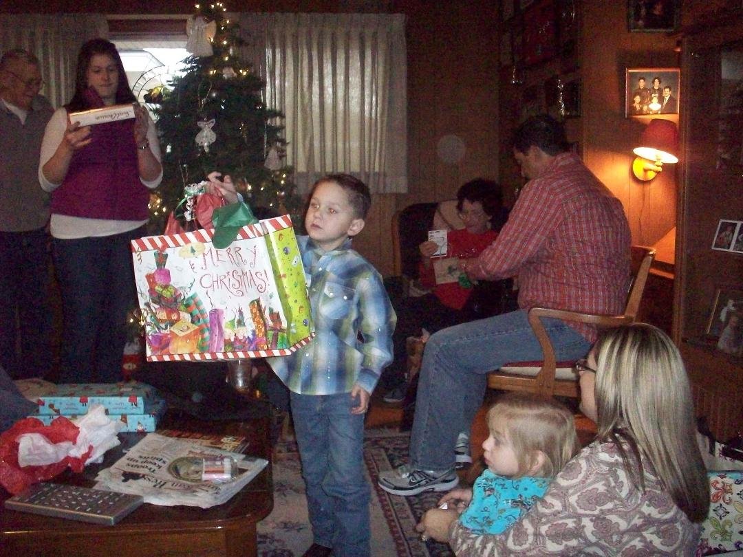 100_1108.jpg  Dad, Bethany, Ryder, Mom, Kenny, Rhyan and Lindsey.