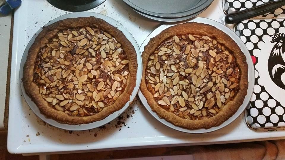 And round 1 of experimental pies for my soon to be business.
Maple burbon almond!
Yup that's how I roll, from scratch.
