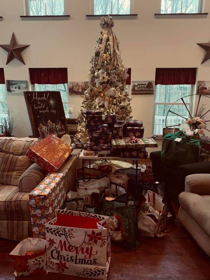 Packages wrapped. Dinner in oven. Waiting for family to arrive. Me......A Bloody Mary has my name on it. Merry Christmas to all. Congrats to all of the Moms and Grandmothers who pulled it all together.
