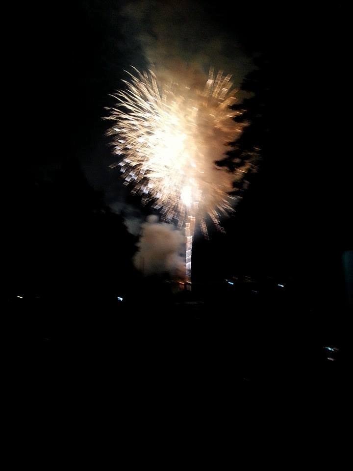 Branford, CT Fireworks on Saturday night as viewed from the Branford Yacht Club! Los fuegos artificiales vista del Club de Yates de Branford, CT.