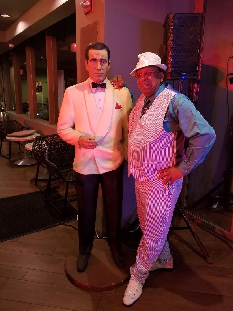 When you hangout in Los Angeles you meet celebrities like Bogart at the Luxe hotel roof top bar.