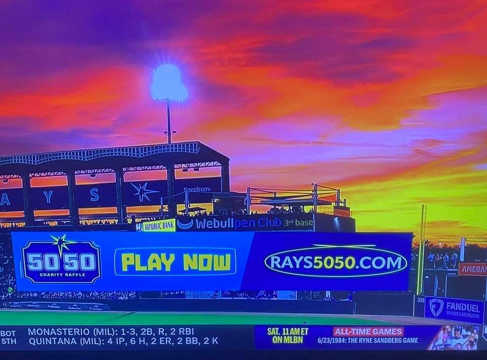 … no picture enhancement on this camera shot
… the Dodgers traveling to take on the Buccaneers
… incredibly beautiful evening in Tampa Bay … ⚾️