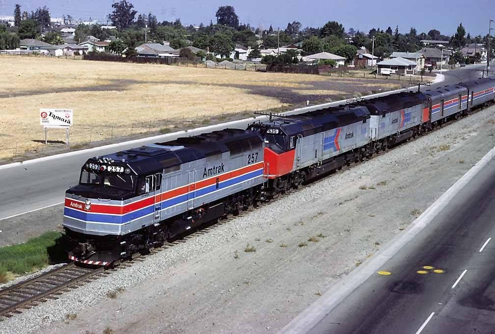 Amtrak F40 #257 leads two SDP40F's with the Coast Starlight thru   Agnews in early 1978.