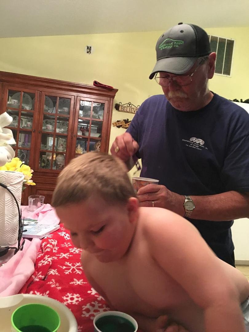 Mikey n PaPa coloring eggs