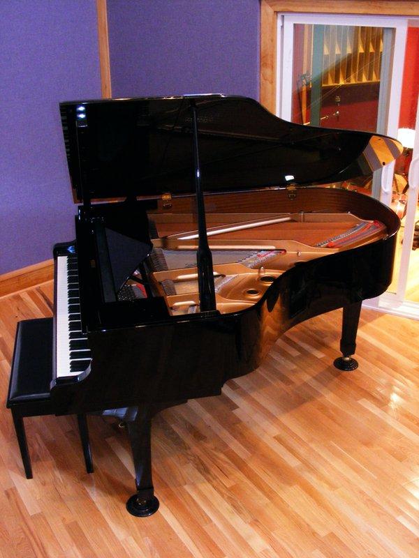 A beautiful sounding Piano! It's the Yamaha C3 Series 6'1" Grand. It has midi on it, but only to be used as a controller. There is a playback module onboard to hear midi playback. Also, this is a 'Japanese' model......the w