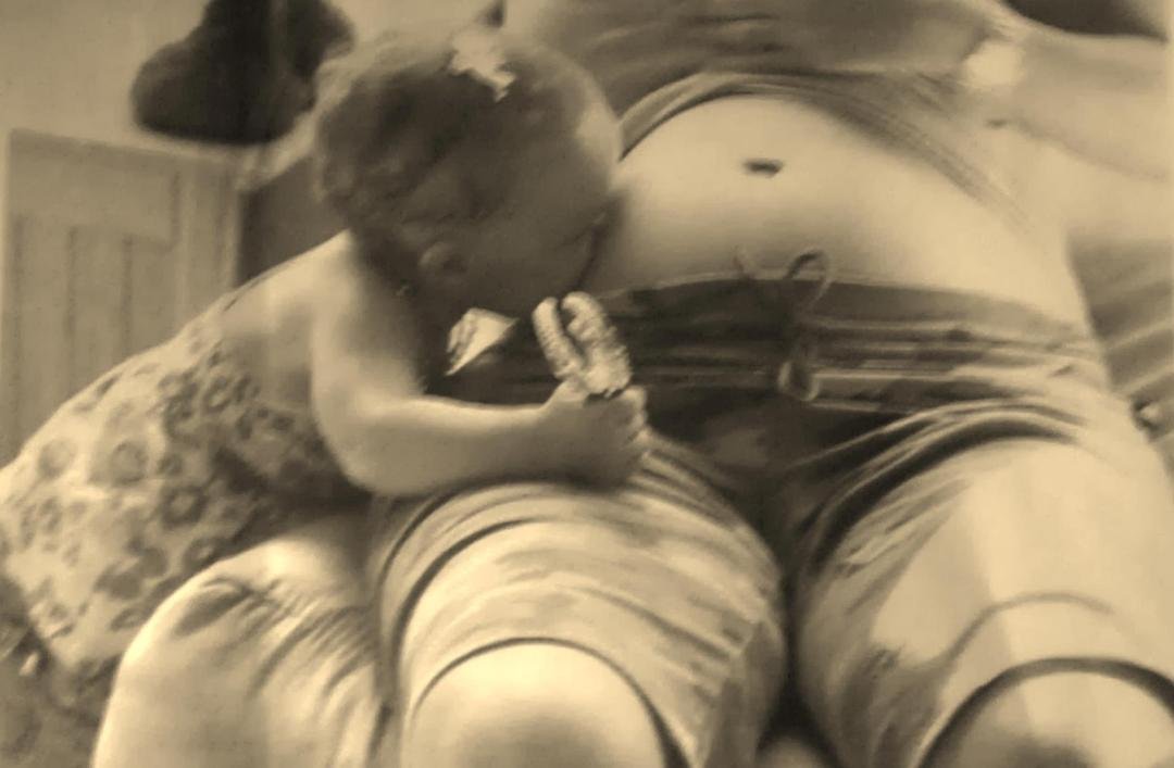 The wonder of the innocence and unconditional love of a child.. <3 <3 <3
This is my granddaughter, Braylinn kissing her unborn baby sister, Brookie..
Braylinn is now 6yrs old, and her best friend, her baby sister Brooke