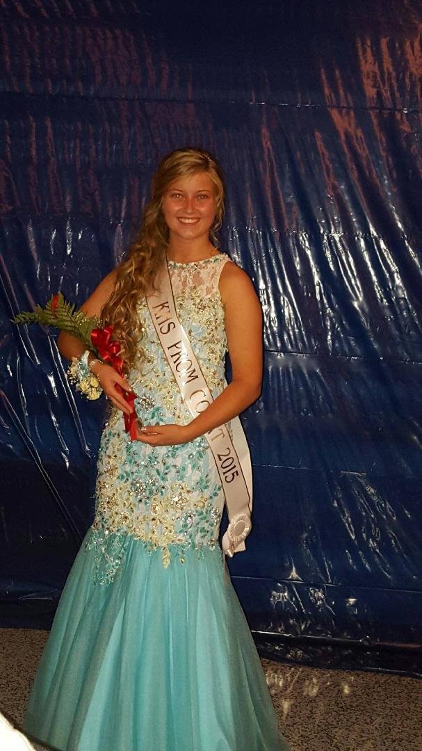 My granddaughter Andwrayea was in the prom queen court. She didn't win, but I think she should have. Love you baby.