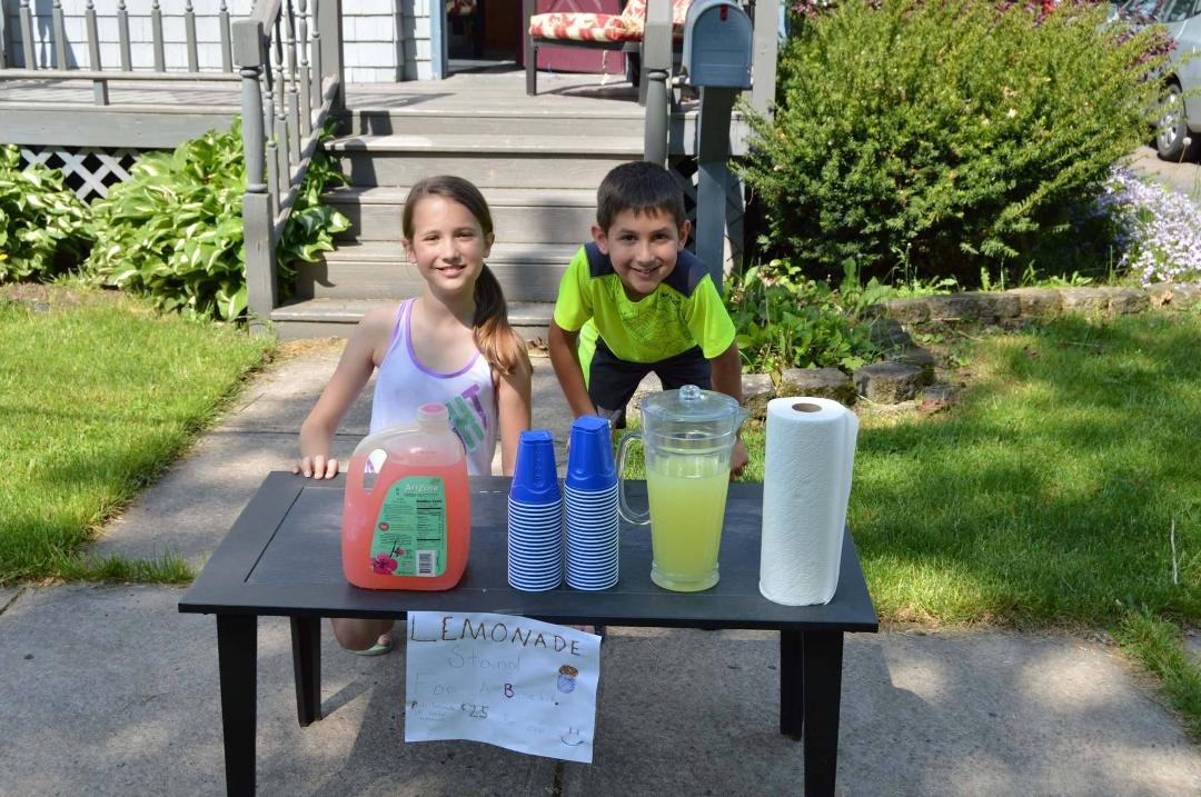 Averie & Blake at there Lemonaide Stand.