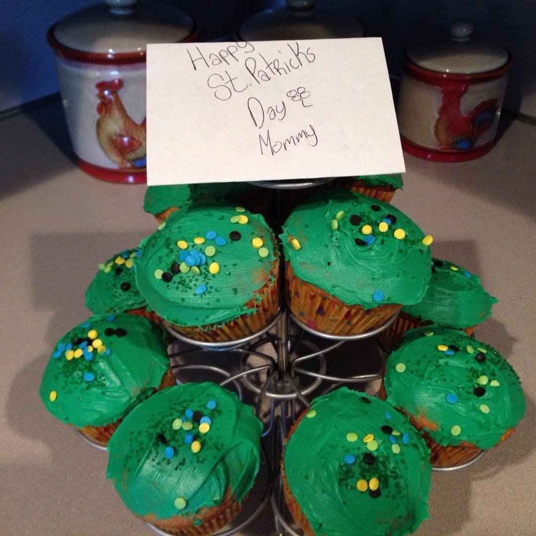 Happy St. Patrick's Day 🍀
I came home from work & Jordan made me cupcakes.
Love her 💚