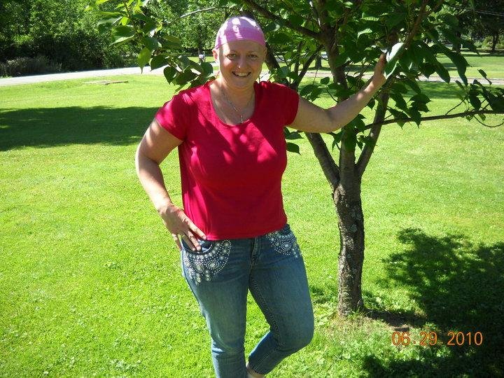 Dawn came over today and we soaked up some Vitamin D in the back yard for a little bit. It was sooo good seeing her and she looked adoreable in her little pink B.C. doo rag. We just had to take a couple pics to show the w
