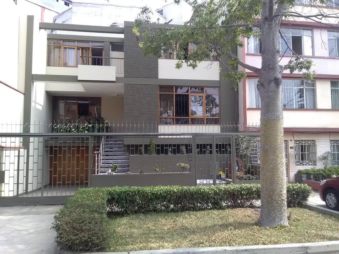 A neat new(er) house in Peru's version of mid -century modern.