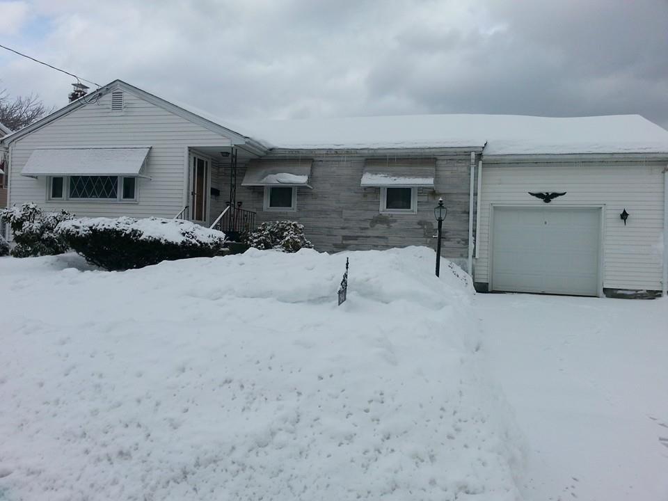 La casa despues de la nevada. Our house after the storm.