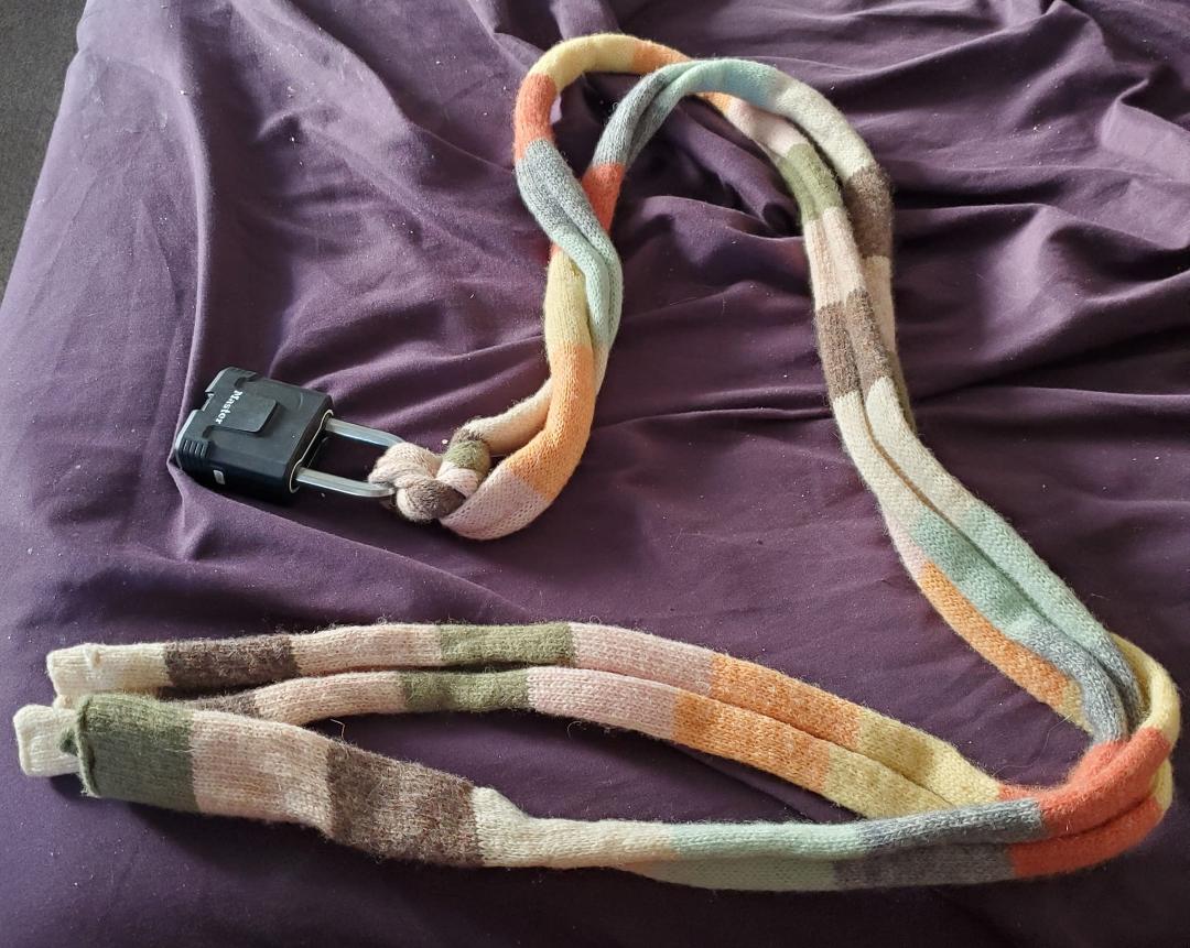 Ladies and theydies, you don't need money to buy the means to defend yourself. Many of us have scarves to spare. Some of us even have that odd lock lying around unused. Here's something simple you can make and carry in your