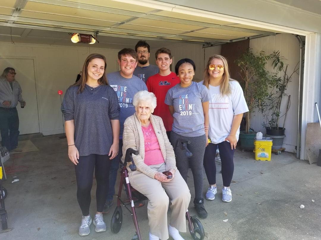 Yesterday we had a great group of young people from the University who came through the big event 2019 and raked, blew leaves and cleaned out flower beds to make my mother's house look good.
Thanks so much for this communi