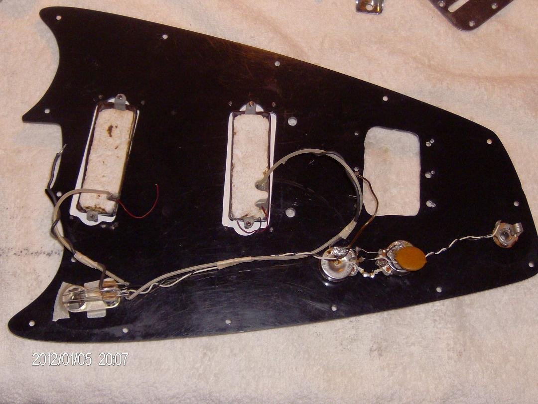 There's a rich history that comes from Bakersfield. And starts with Semie Mosley! The guy who made Hallmark guitars worked for Semie at Mosrite! Hallmark made maybe 50 of these cool surf guitars in 66 / 67!
Check out the el