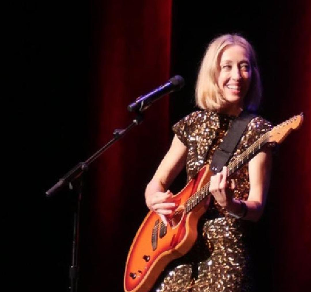 Proud papa, Anya Marina performs with Nikki Glaser & friend Jason Mraz who walked up on stage
