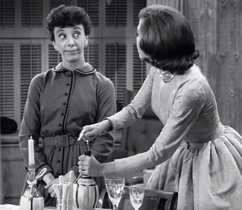 The Dick van Dyke Show - Laura and Millie in the kitchen..