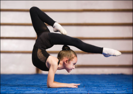 6 years old girl doing rhythmic gymnastics