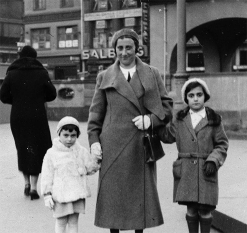 Edith Frank and her daughters, Anne and Margot, at the center of Frankfurt.