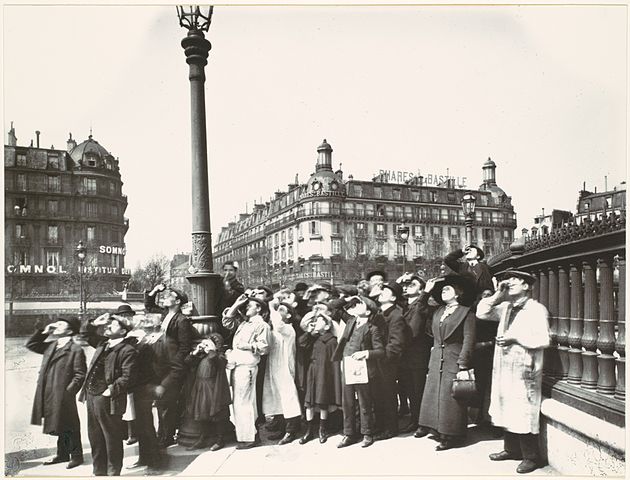 Eclipse, Paris. - Terre-plein de la place de la Bastille en direction de la rue Saint-Antoine.