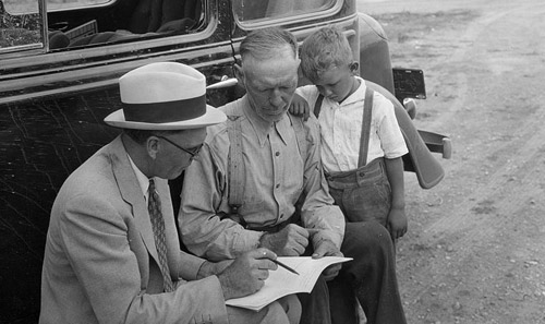 An agent having a discussion with a farmer. This image is attributed to the United States Department of Agriculture.