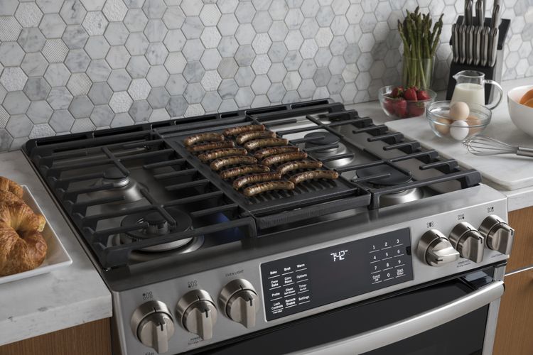 GE Profile™ Gas Front Control Slide-in Range GE Profile™ Gas Front Control Slide-in Range