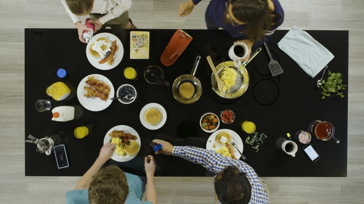 The new Monogram Island™ concept is a meticulously crafted, multifunctional glass-ceramic surface for food preparation, cooking, traditional countertop usage and mobile device charging. Monogram Island™