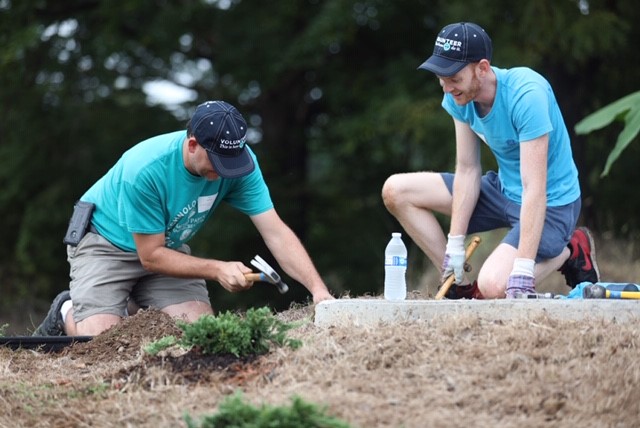Looking good in the neighborhood: GE Appliances employees volunteer for a community-wide makeover in Newburg. Newburg neighborhood volunteer projects